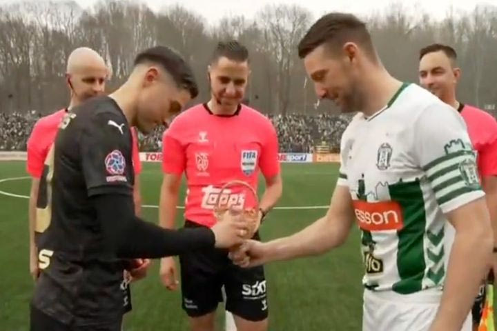 Το πιο viral έθιμο στη Λιθουανία: Αντί για στρίψιμο νομίσματος, οι αρχηγοί τσουγκρίζουν αυγά για την επιλογή πλευράς